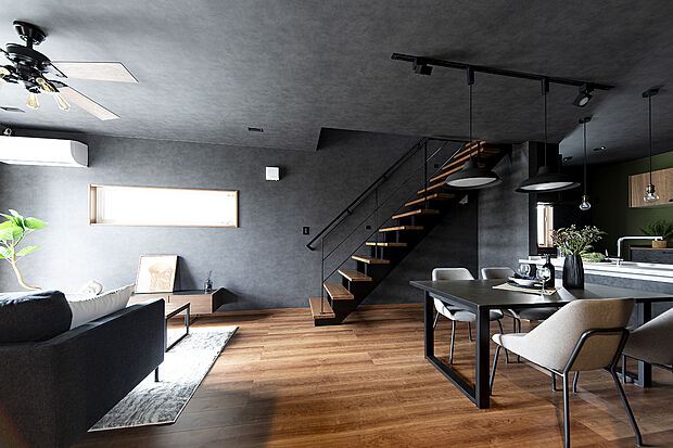 【【他の分譲地で公開中のモデルハウス/LDK】】落着きある色合いのLDK空間は明るい日差しが差し込み毎日の暮らしをより一層豊かにしてくれます。