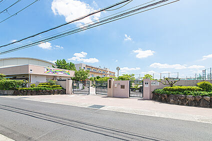 東中学校 約700ｍ(徒歩９分)
