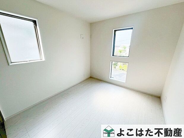 ２面採光なので窓から気持ちの良い陽光が差し込む居室。