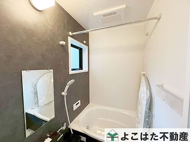 窓から差し込む自然光で、バスタイムが至福のリラックスタイムに。