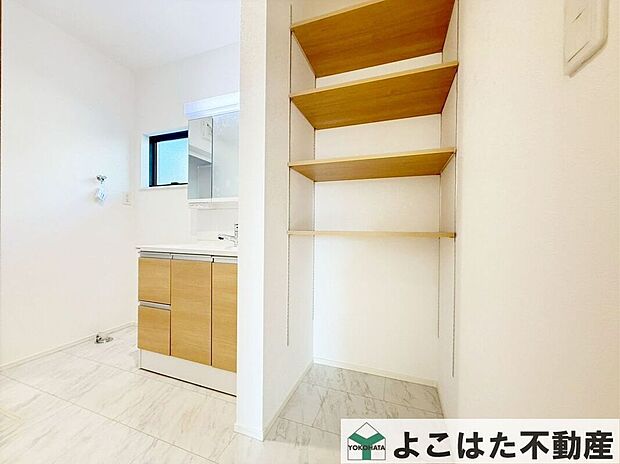 脱衣所には、収納スペースが設けられております。タオルの収納は勿論、洗剤などの収納にも便利ですね。