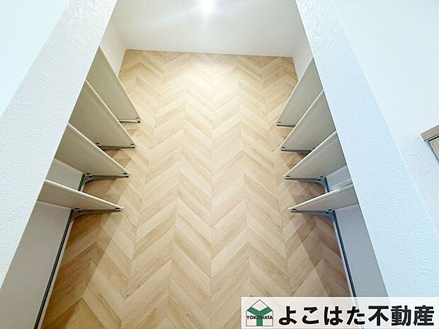 ゆとりあるシューズクロークを完備。靴はもちろん、ベビーカーやアウトドア用品などもすっきり片付き、玄関まわりをいつもきれいに保てます。