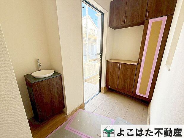 ウイルスをなるべく室内に持ち込まないよう、帰宅後、すぐに手洗い・うがいが出来る洗面スペース。