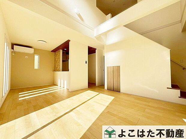 吹抜からの採光で明るく開放的に