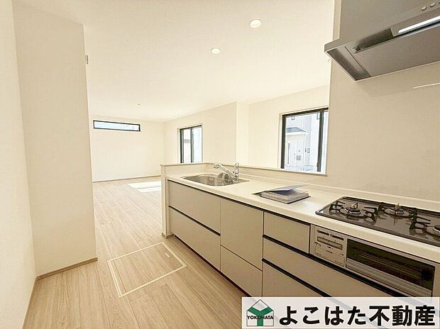 リビングとゆるやかにつながるカウンターキッチンは、家族との距離がぐっと縮まり、自然と会話が生まれる空間。できあがった料理をカウンター越しに手渡ししたり、暮らしの動線もスムーズ。