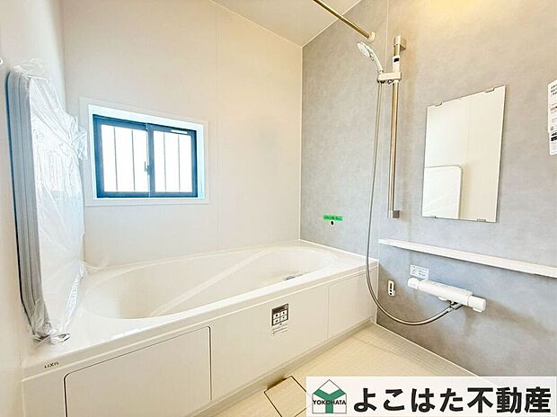 入浴のタイミングがばらばらでも、追焚き機能があればいつでも温かいお湯に入り直せます。遅く帰った日でも、湯舟につかれば心と身体がほっと解きほぐされ、一日の疲れをやさしく癒やしてくれます。