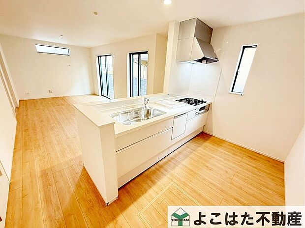 リビングを見渡せるオープンタイプのカウンターキッチンなので、食事の支度をしながらお子様の様子も確認できます。ご家族とのコミュニケーションを取りやすい空間を演出しています。