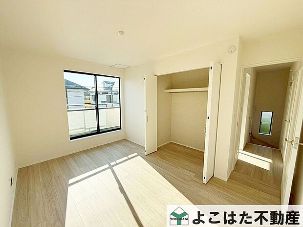 窓から差し込む光が心地よい居室。天気の良い日には空気の入れ替えをして快適に過ごせそうですね。自分だけの時間を気持ちよく過ごせる空間です。