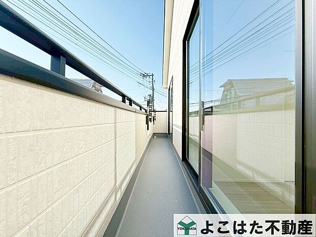 天気のいい日は外に出て、深呼吸。洗濯物はふわっと乾き、日向ぼっこも気持ちいい。そんな“ささやかな幸せ”が積み重なっていくバルコニーです。