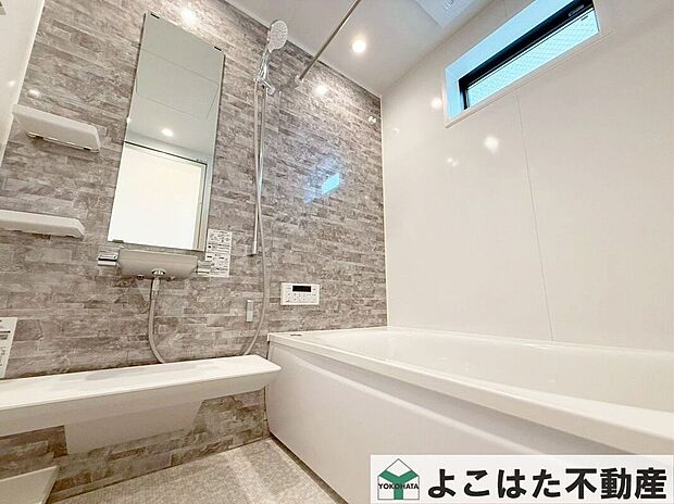 温かみのあるやさしい色合いのバスルームは、明るく落ち着いた雰囲気。広めの浴槽でゆったりと入浴でき、日々の疲れをしっかり癒やすことができます。毎日の入浴を快適に楽しめる空間です!