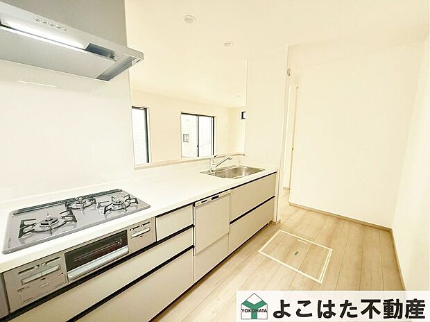 リビングの家族と会話がスムーズにできる対面キッチンを採用！