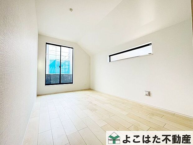 朝の光がやわらかく差し込む寝室。窓の外を眺めながら心地よく目覚められる、暮らしに寄り添うプライベート空間です。