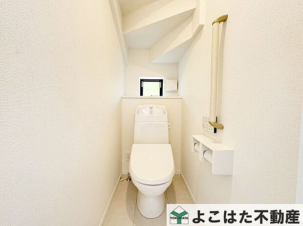 やさしい温水洗浄で、肌に負担の少ない洗い心地を実現。さらに、節水機能により水道代を抑えながら利用でき、家計にも環境にもやさしい設計です。