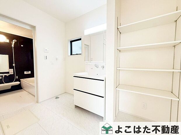脱衣所には、大容量の収納スペースが設けられております。タオルの収納は勿論、洗剤などの収納にも便利です！【府中市天神町1丁目　新築分譲住宅～全2棟～】