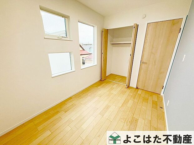 【寝室】大きな窓から気持ちの良い陽光が差し込むので、気持ちよく朝を迎えられそうですね！