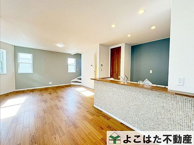 【キッチン】対面式のキッチンなのでリビングの様子を見ながら家事が出来るので安心!