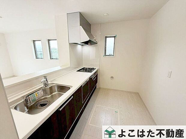 【キッチン】リビングを見渡せるカウンターキッチンは、作業もしやすい空間♪