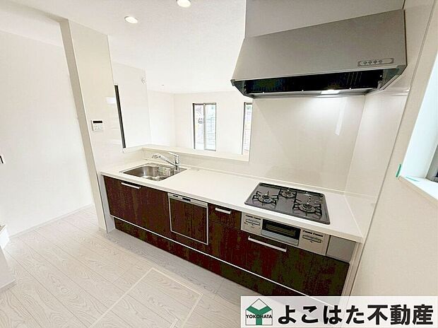 【その他設備】キッチンには床下収納庫付き。ストック品を収納するのに大活躍するスペースです。