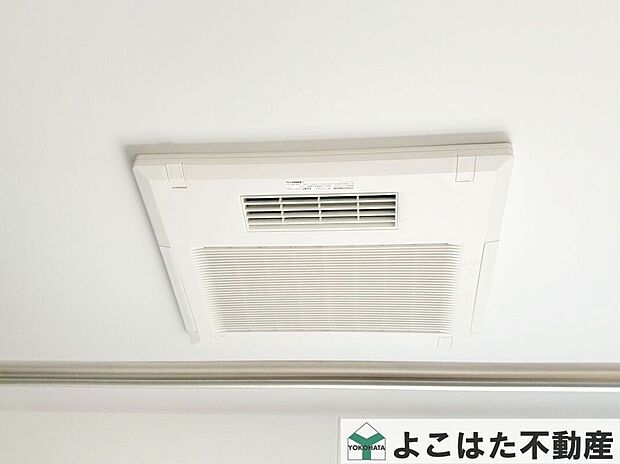 【その他設備】バスルームには浴室乾燥機が標準装備！雨の日のお洗濯に大活躍します。また、窓を開けずに換気できるので花粉対策や防カビにも有効ですね。