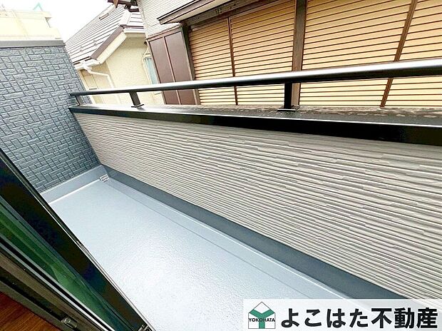 【バルコニー】バルコニーでは洗濯物や布団をたっぷり干せます。