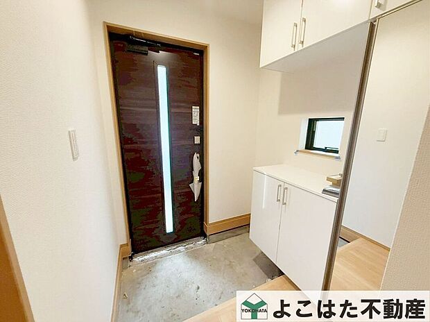 【玄関】玄関には玄関ミラーが設置されています。お出かけ前の身だしなみを整えられます。