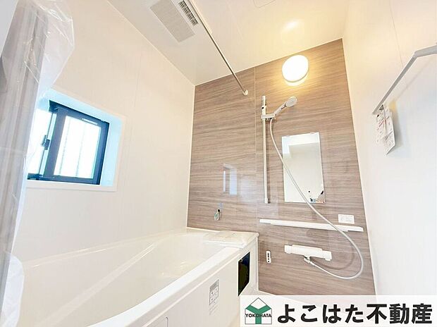 【バス】窓から差し込む自然光で、バスタイムが至福のリラックスタイムに。