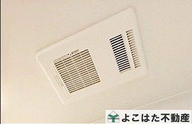 【その他設備】バスルームには浴室乾燥機が標準装備！雨の日のお洗濯に大活躍します。また、窓を開けずに換気できるので花粉対策や防カビにも有効ですね。