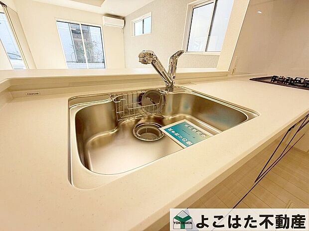 【その他設備】ワイドタイプのシンクなので、大きなお皿や鍋などを洗うのもスムーズです。浄水器内蔵タイプのハンドシャワー付き水栓を採用しています。