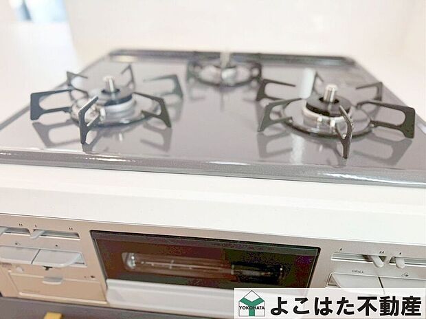 【その他設備】3口ガスコンロなので、煮物をしながら炒め物などの作業もスムーズにはかどります。お料理の効率が大幅にアップ。