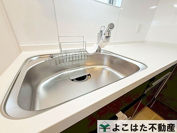 【その他設備】ワイドタイプのシンクなので、大きなお皿や鍋などを洗うのもスムーズです。浄水器内蔵タイプのハンドシャワー付き水栓を採用しています。