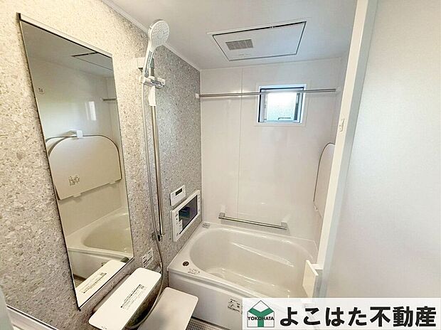 【バス】バスルームには浴室乾燥機が標準装備！雨の日のお洗濯に大活躍します。また、窓を開けずに換気できるので花粉対策や防カビにも有効ですね。
