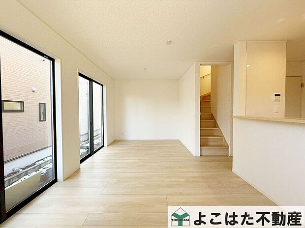 【室内】窓から差し込む自然光で一日中心地よく過ごせるリビング空間。明るい室内は、家全体を包み込み、居心地の良さを実感できます！！