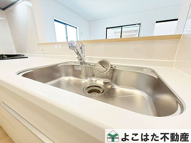 【その他設備】ワイドタイプのシンクなので、大きなお皿や鍋などを洗うのもスムーズです。浄水器内蔵タイプのハンドシャワー付き水栓を採用しています！！