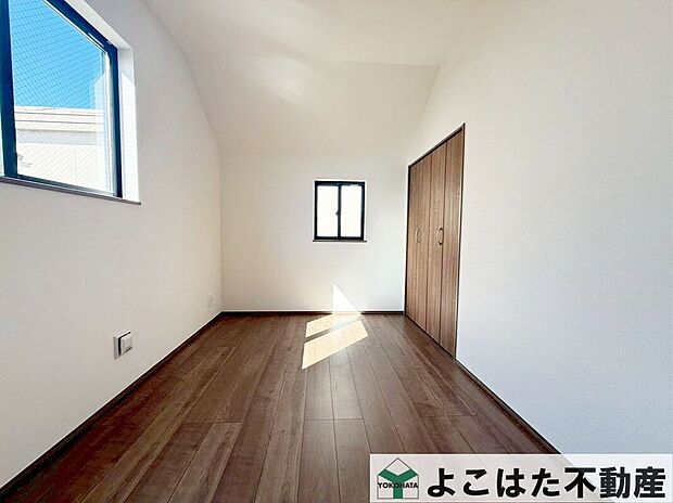 【寝室】収納スペースも充実しているので主寝室に最適。たっぷり降り注ぐ陽光が気持ちいいですね。