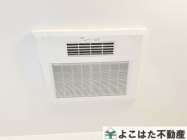 【その他設備】バスルームには浴室乾燥機が標準装備！雨の日のお洗濯に大活躍します。また、窓を開けずに換気できるので花粉対策や防カビにも有効ですね。