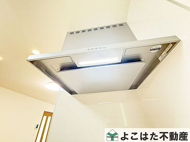 【その他設備】最新のスリムタイプのレンジフードは洗練されたスタイリッシュで、ノンフィルタータイプなので面倒なお手入れもいりません。