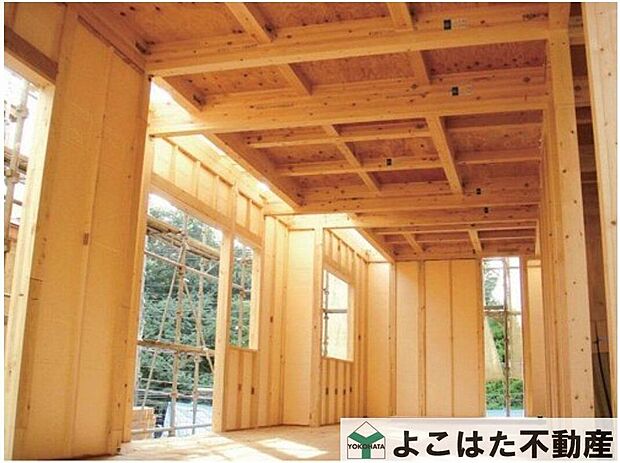 【構造】屋外からの湿気の影響を受けやすい外壁と1階床に”水に強い成形型断熱材”ポリスチレンフォームを採用。壁パネルに45mm厚、床に60mm厚を使用することにより断熱材の隙間を解消し、断熱性能、気密性能を高め