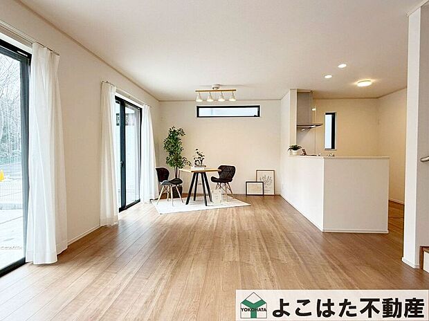 【リビング】白を基調とした明るく清潔感のあるデザイン。日が入るとさらに明るい印象に♪