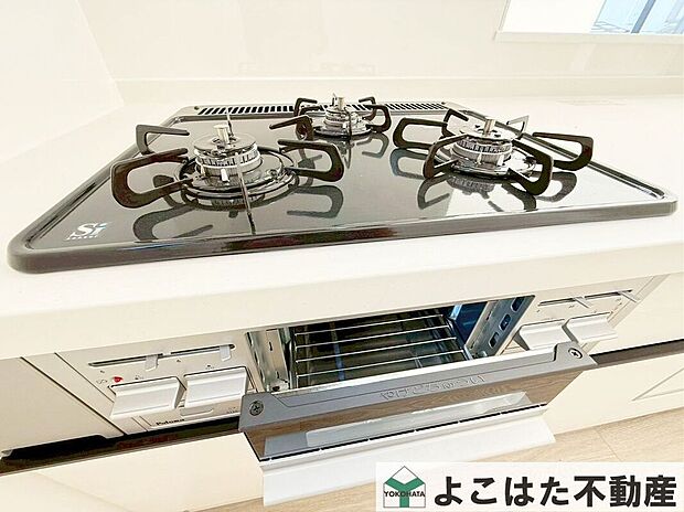 【その他設備】3口ガスコンロなので、煮物をしながら炒め物などの作業もスムーズにはかどります。お料理の効率が大幅にアップ。