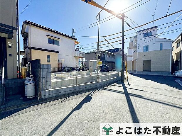 【外観】シンプルで落ち着いた色調の外観は、周辺の街並みとも溶け込み、時が経っても色あせることなく居住者を優しく迎え入れてくれます。