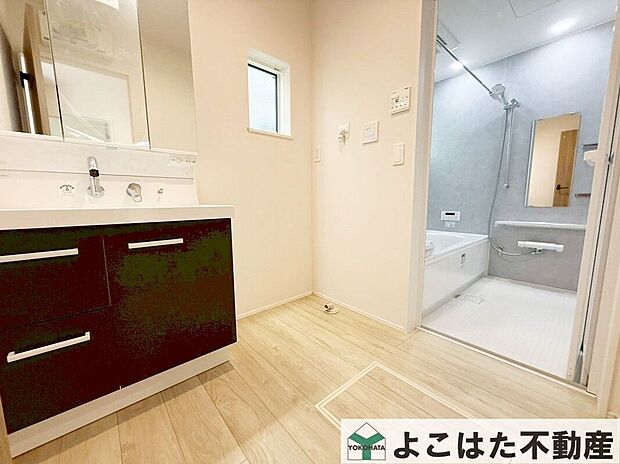 【洗面】お子様と一緒にお風呂に入る時にも着替えが窮屈ではありません。