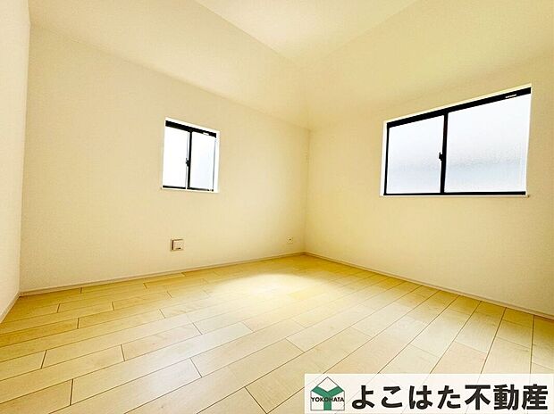 【室内】窓から差し込む光が心地よい居室。天気の良い日には空気の入れ替えをして快適に過ごせそうですね。自分だけの時間を気持ちよく過ごせる空間です。