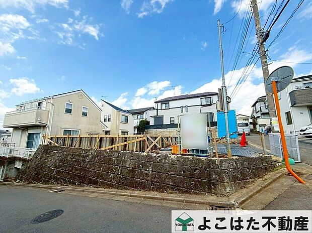 【前面道路含む外観】周辺は閑静な住宅街となっており小さなお子様にも安心です。