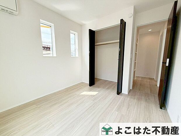 【寝室】収納スペースも充実しているので主寝室に最適。たっぷり降り注ぐ陽光が気持ちいいですね。