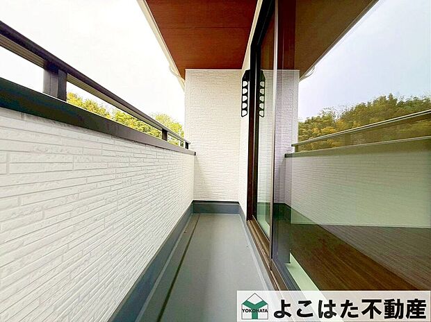 【バルコニー】バルコニーに一歩足を踏み出した瞬間、あたたかな陽光がやさしく迎えてくれます。毎朝カーテンを開けるのが楽しみになるほど、この住まいは光に恵まれています。