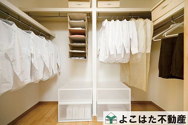 【収納】ウォークインクローゼットなら衣類はもちろん、バッグや季節物などもまとめて収納できます。収納を一か所に集約することで、お部屋をすっきり使え、物の整理がしやすくなります。