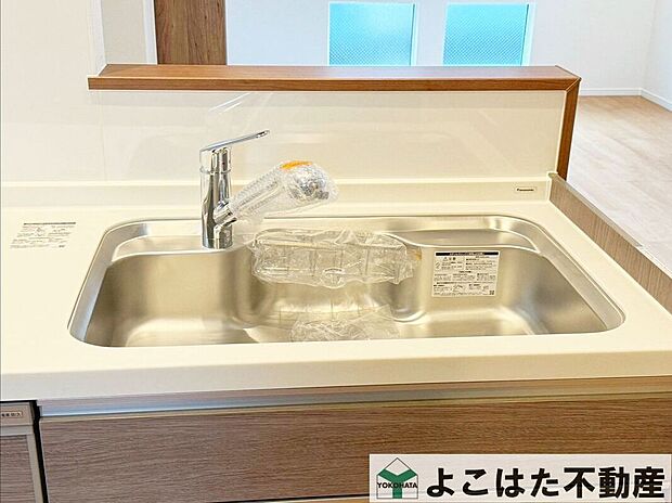 【キッチン】ゆとりあるワークスペースで料理がしやすく、収納力が充実しているため、調理器具や食材もすっきり整理可能!笑顔が溢れる食卓へとつないでいく、住まいの中心となるキッチンです。