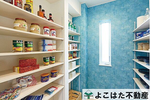 【収納】収納力の高いウォークインクローゼットを採用。衣類や季節物もすっきり片付き、暮らしやすさを高めます。