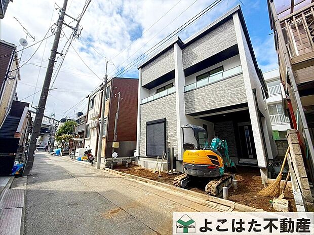 【前面道路含む外観】近くに公園があるので、子供を連れてお散歩やジョギングなど休日の楽しみが増えます。【前野町4丁目】