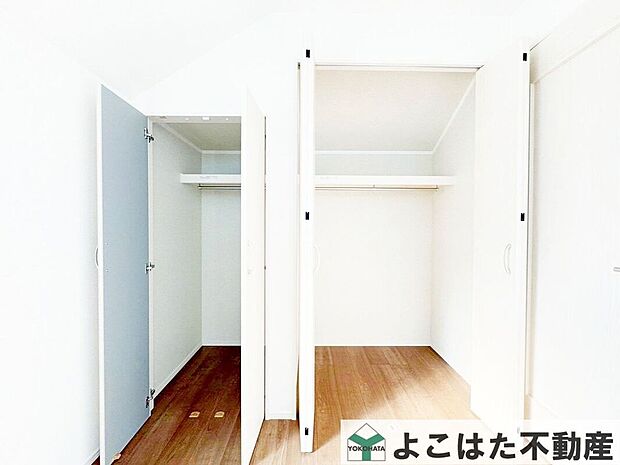【収納】収納力にこだわる方にも嬉しい、大容量クローゼットを完備!かさばるダウンジャケットやロングコートもまとめて収納でき、使い勝手も◎。衣類をすっきり整理して、居室を快適な空間に保てます。